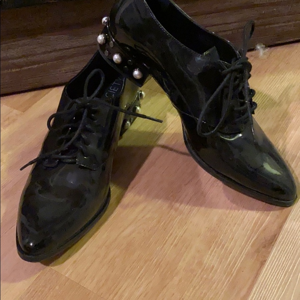 Pearl embellished dress shoes
